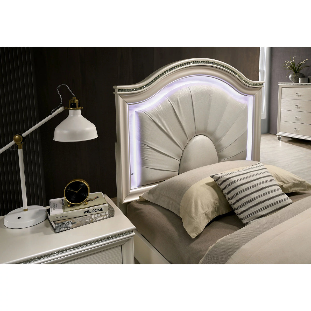 Pearl White Upholstered Panel Bed Full Z716102